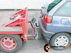 Ein Rammwagen mit Pralldmpferelement prft die Belastbarkeit einer Anhngerkupplung