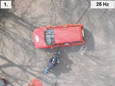 Die Videosequenz einer nachgestellten Motorrad-Pkw-Kollision veranschaulicht das Bewegungsverhalten der Fahrzeuge und des Motorradfahrers w�hrend der Kollision