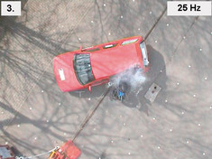 Die Videosequenz einer nachgestellten Motorrad-Pkw-Kollision veranschaulicht das Bewegungsverhalten der Fahrzeuge und des Motorradfahrers w�hrend der Kollision