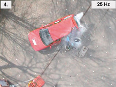 Die Videosequenz einer nachgestellten Motorrad-Pkw-Kollision veranschaulicht das Bewegungsverhalten der Fahrzeuge und des Motorradfahrers w�hrend der Kollision