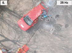 Die Videosequenz einer nachgestellten Motorrad-Pkw-Kollision veranschaulicht das Bewegungsverhalten der Fahrzeuge und des Motorradfahrers w�hrend der Kollision