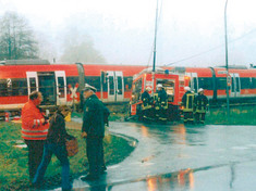 Eine Regionalbahn ist mit einem Schwertransporter an einem Bahn�bergang kollidiert