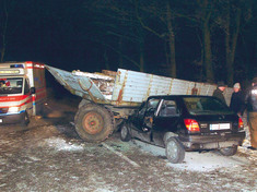 Kollision eines Pkw mit einem Lkw-Anh�nger beim Einbiegevorgang
