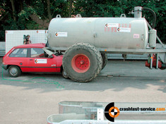 Im Crashtest wird die Kollision eines Pkw mit einem landwirtschaftlichen G�lletransporter nachgestellt und untersucht
