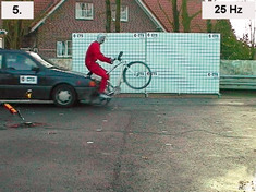 Crashtest-Sequenz Pkw-Fahrradfahrer-Kollision