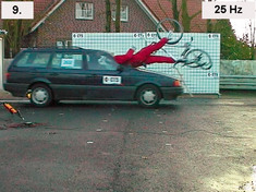 Crashtest-Sequenz Pkw-Fahrradfahrer-Kollision