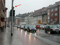 Der Rotlichtgeber zeigt an, dass das Rotlicht auf der abgewandten Seite geschaltet war