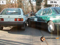 Der Fahrer des rechten Fahrzeuges setzt aus der Parkl�cke zur�ck und schl�gt dabei zu fr�h die Lenkung ein