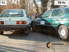 Das Fahrzeug ber�hrt ein anderes parkendes Fahrzeug