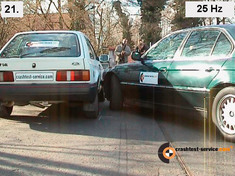 Der Fahrer setzt den Ausparkvorgang fort und streift das parkende Fahrzeug leicht