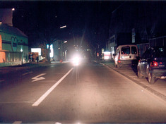 Blendung durch Gegenverkehr; Fu�g�nger mit schwarzen Schuhen nicht erkennbar