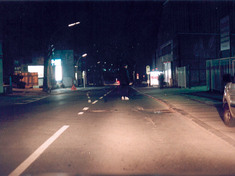 Fu�g�nger mit wei�en Schuhen ohne Blendung durch Gegenverkehr erkennbar