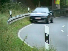 Crashtest-Videosequenz eines nachgestellten Pkw-Leitplankenanpralls w�rend einer Kurvenfahrt