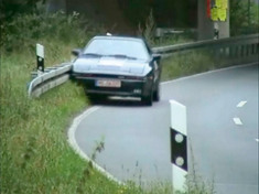 Crashtest-Videosequenz eines nachgestellten Pkw-Leitplankenanpralls w�rend einer Kurvenfahrt