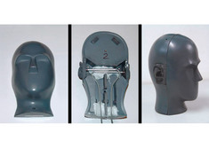 Ein spezialisierter Dummykopf wird mit sensibler Messtechnik und Mikrofonen best�ckt