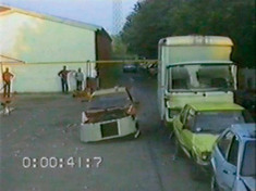 Crashsimulation: Der Frontdeflektor leitet das Fahrzeug zur Seite ab, sodass es kontrolliert bremsen kann