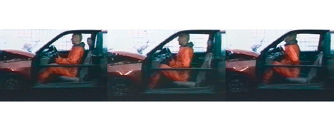 Bewegungsablauf eines Fahrers ohne angelegten Sicherheitsgurt bei einer Frontalkollision