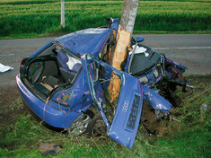 Pkw nach Kollision mit einem Baum